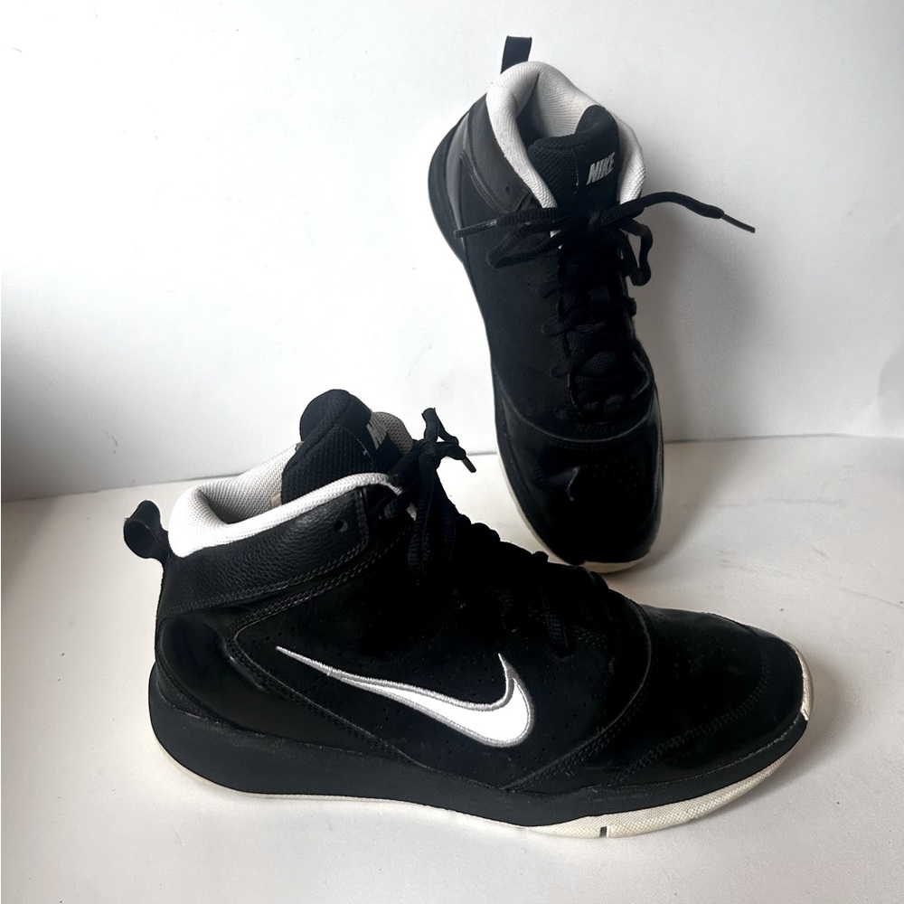 Nike Team Hustle Sneakers